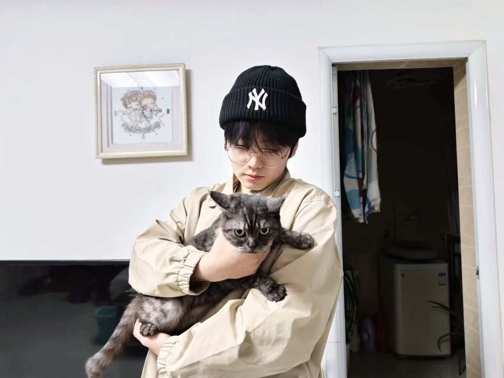 Haochen Liang holding a cat